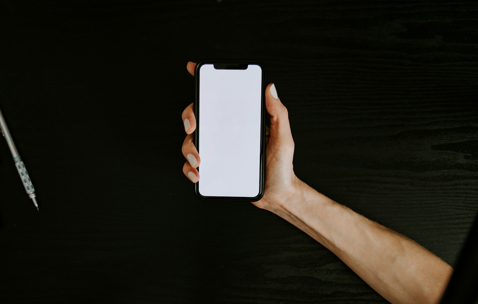 ahamoでiPhone17を月々1円で手にした人が新しいスマホを持つ場面