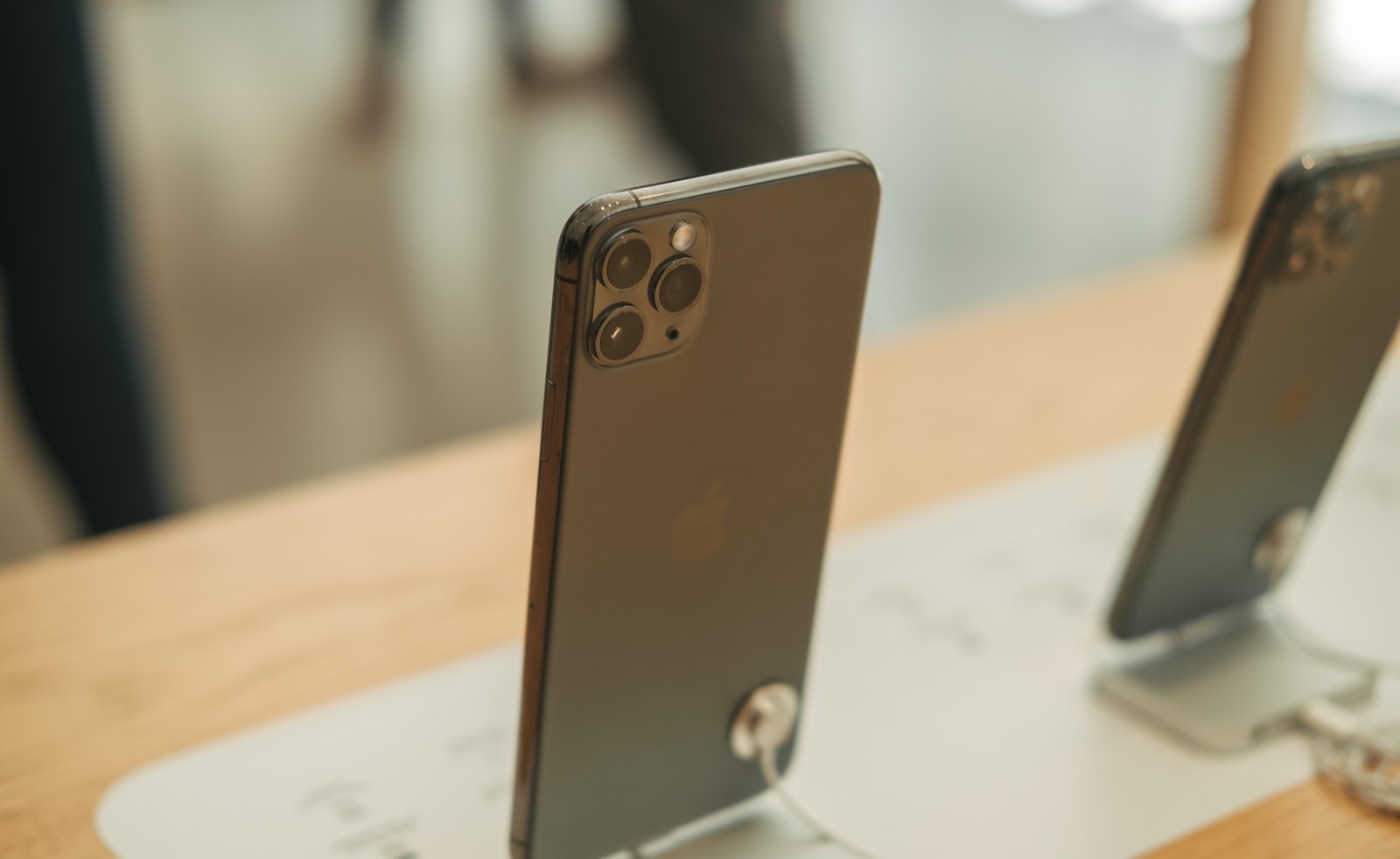 各キャリアのiPhone値上げを店頭で見比べるシーン
