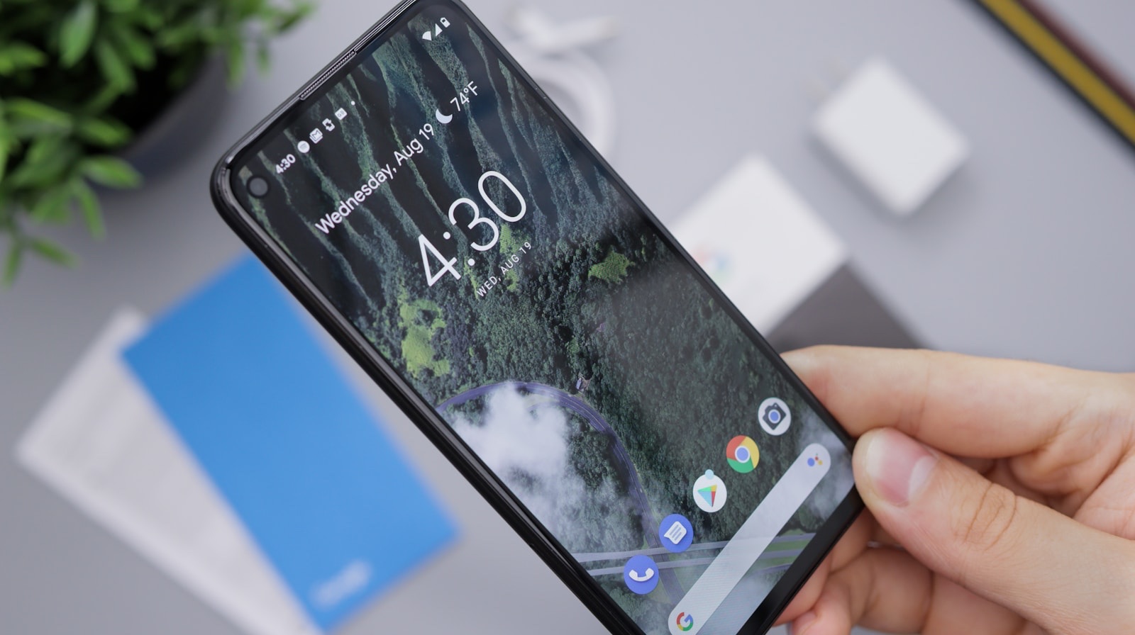 楽天モバイルの一括1円Androidスマホを手にする人