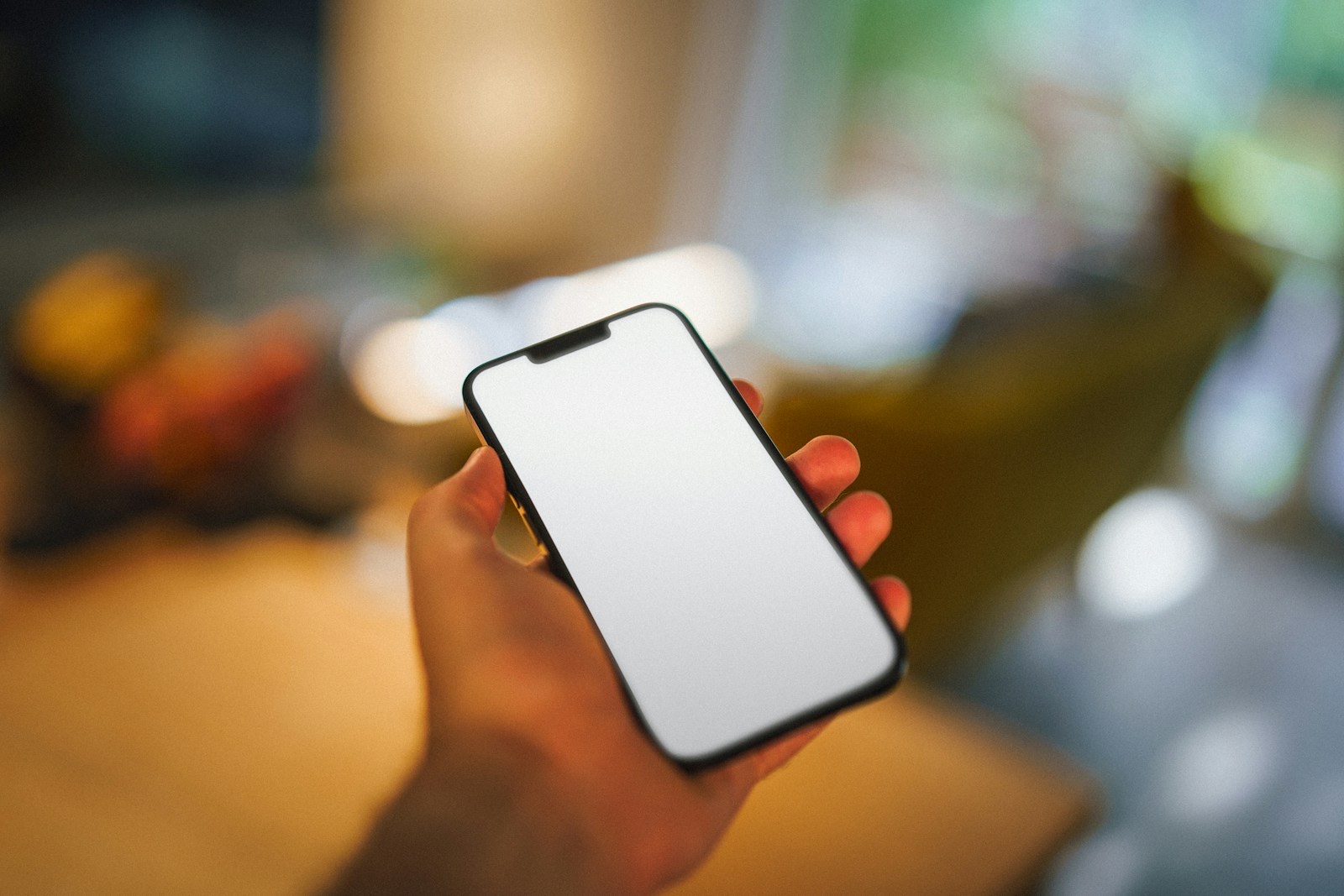 最新のiPhoneを開封して確認するシーン