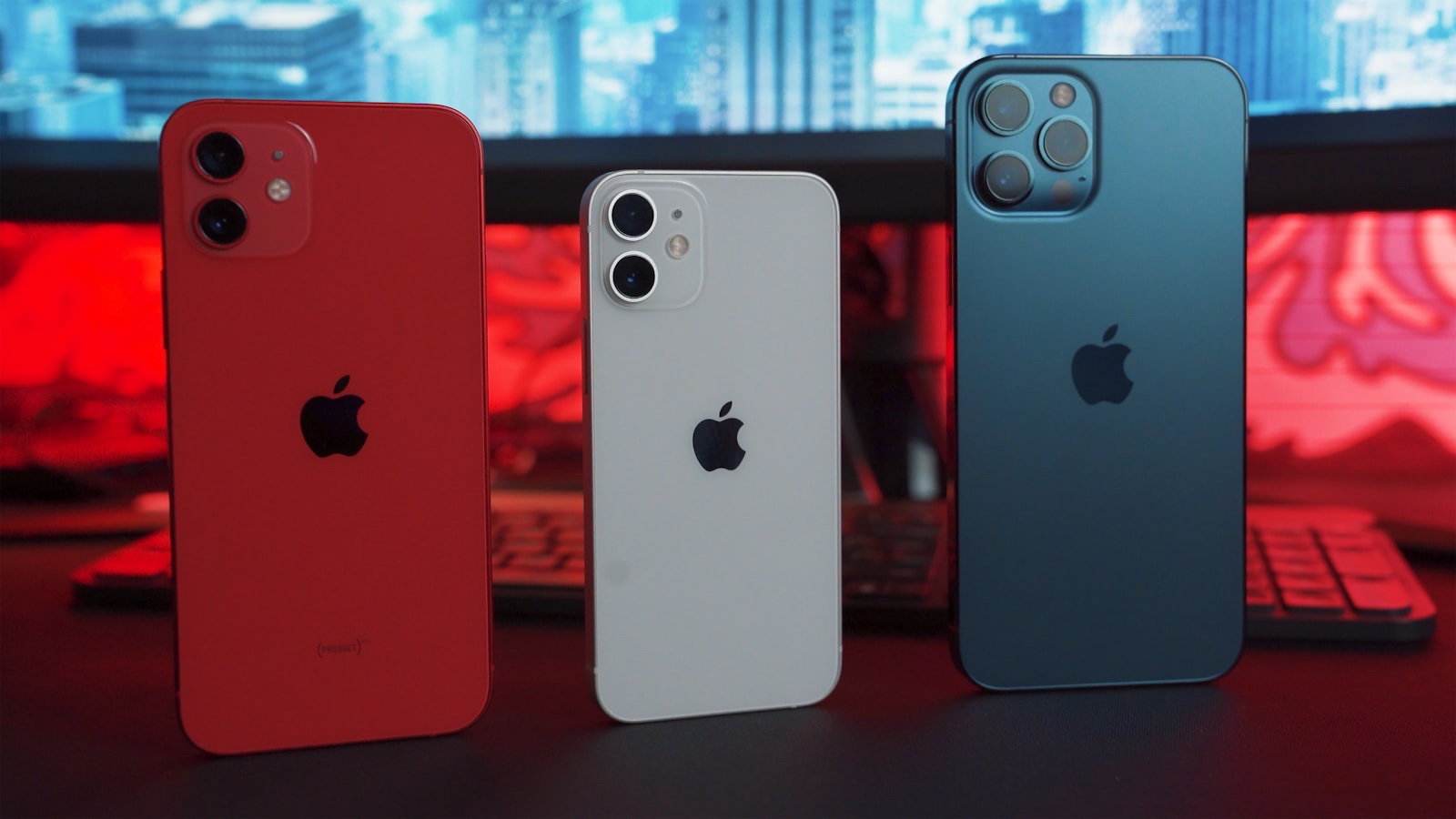 iPhone15とiPhone15 Proの実機を並べて比較するイメージ