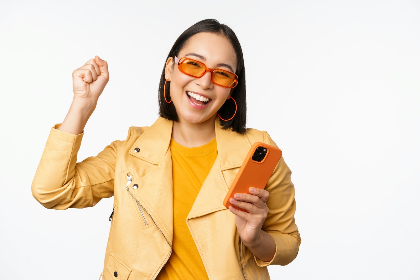 新しいスマートフォンを手にして満足そうな人物