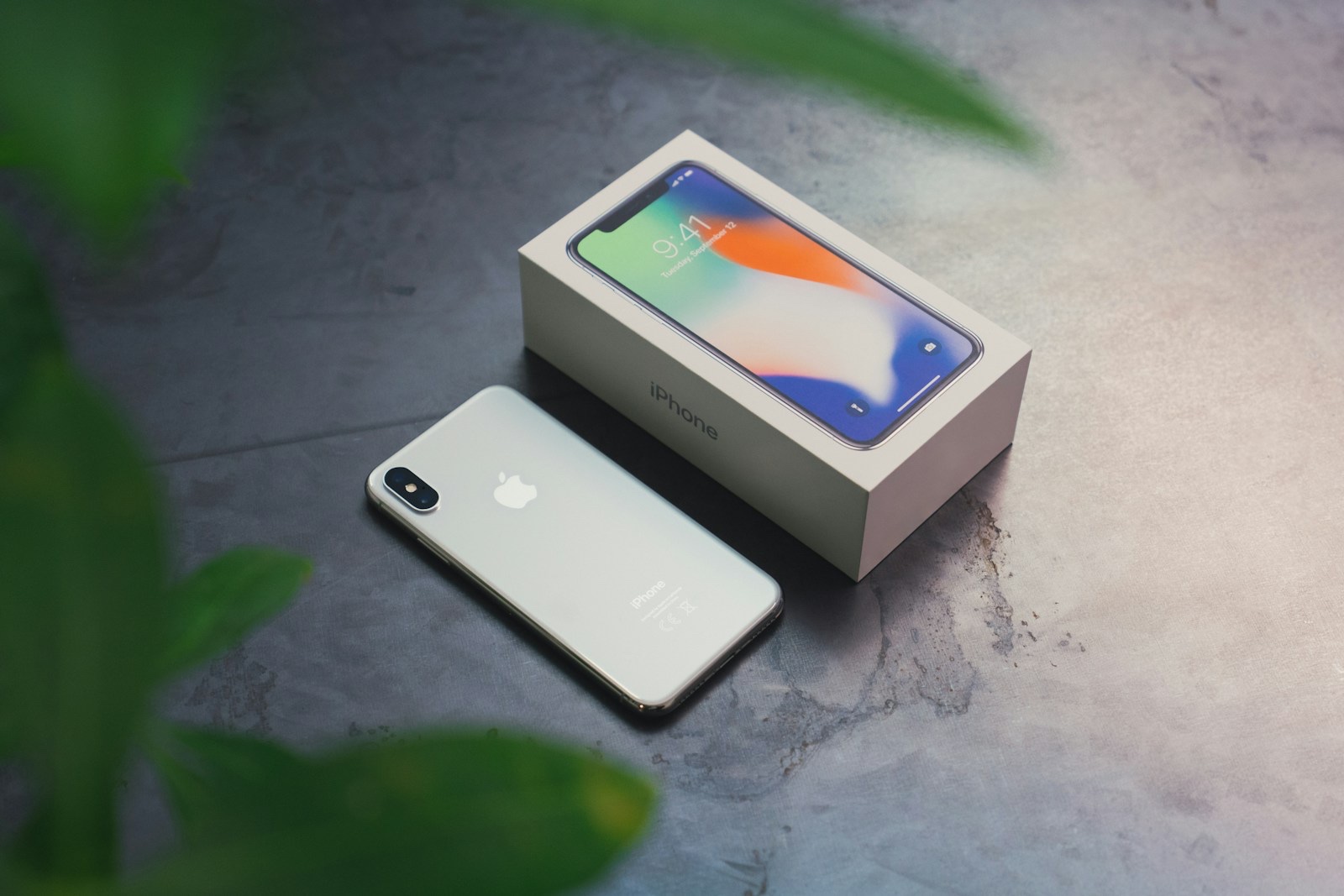 新品のiPhone17の箱を開封する場面