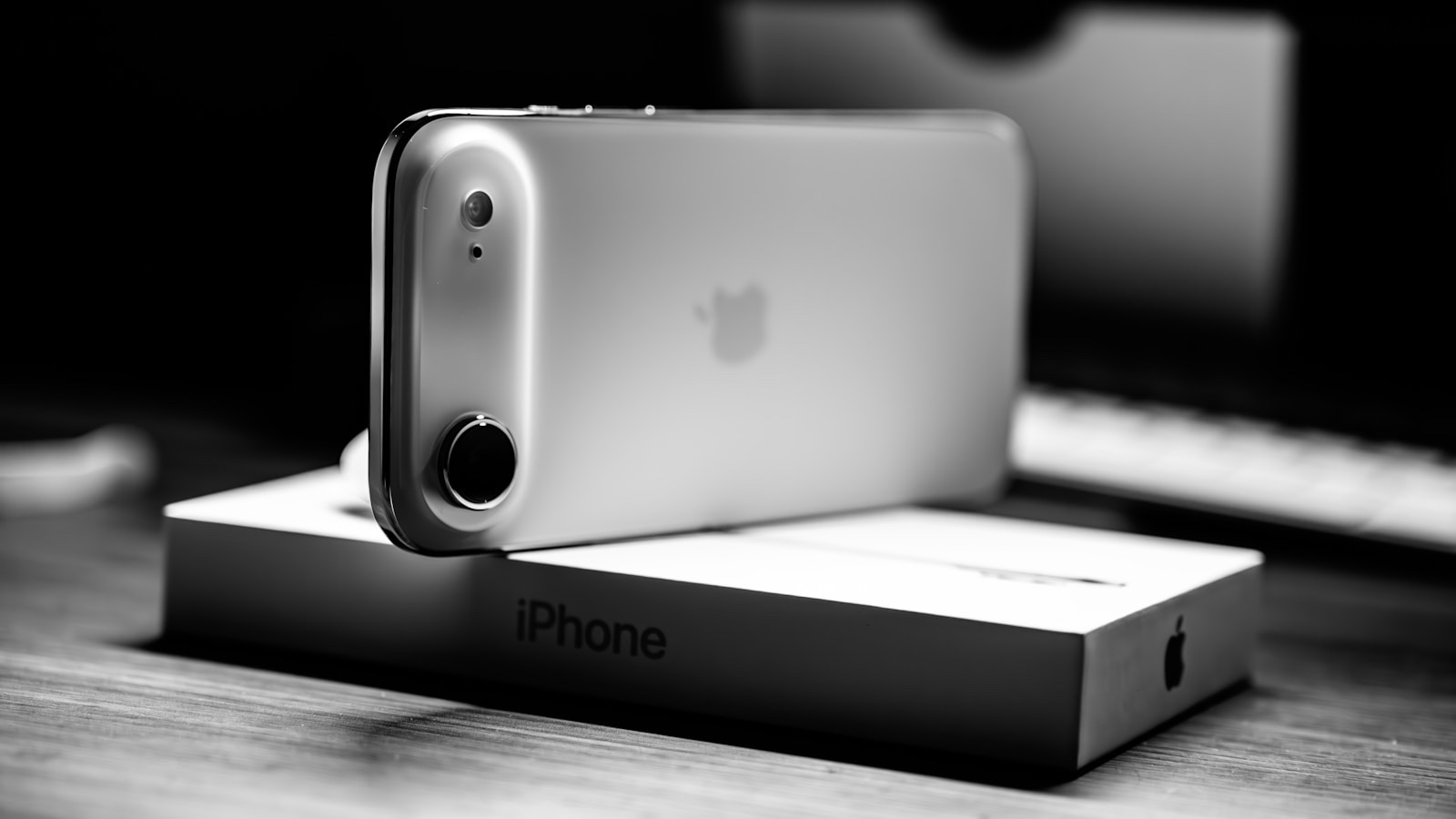 スマートフォンを箱から取り出す手元