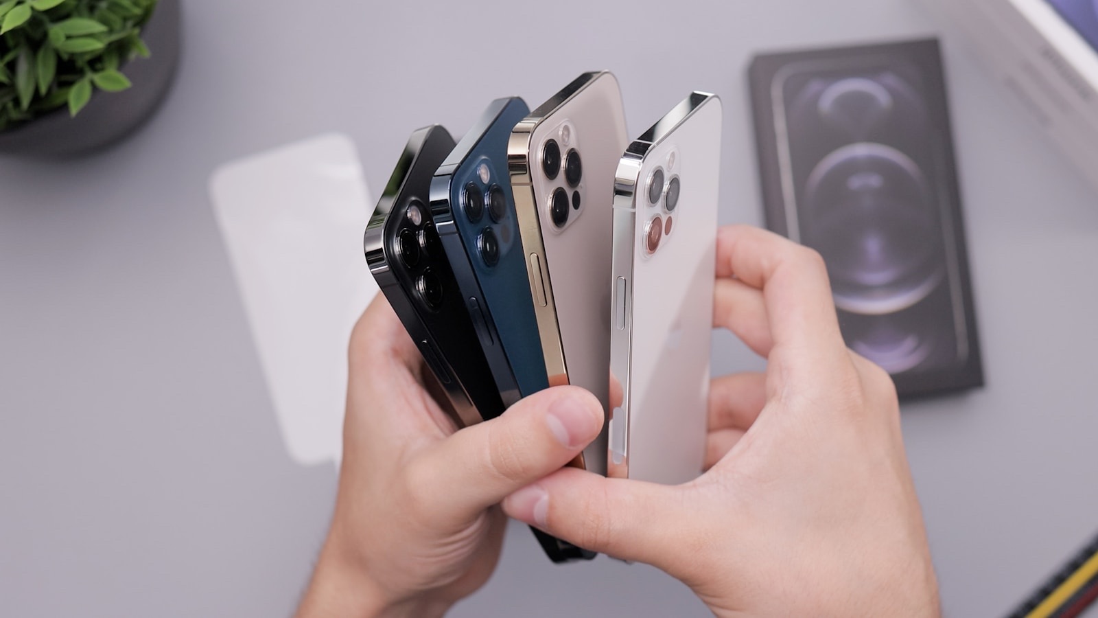 iPhoneの画面を確認しながら契約プランを検討している手元