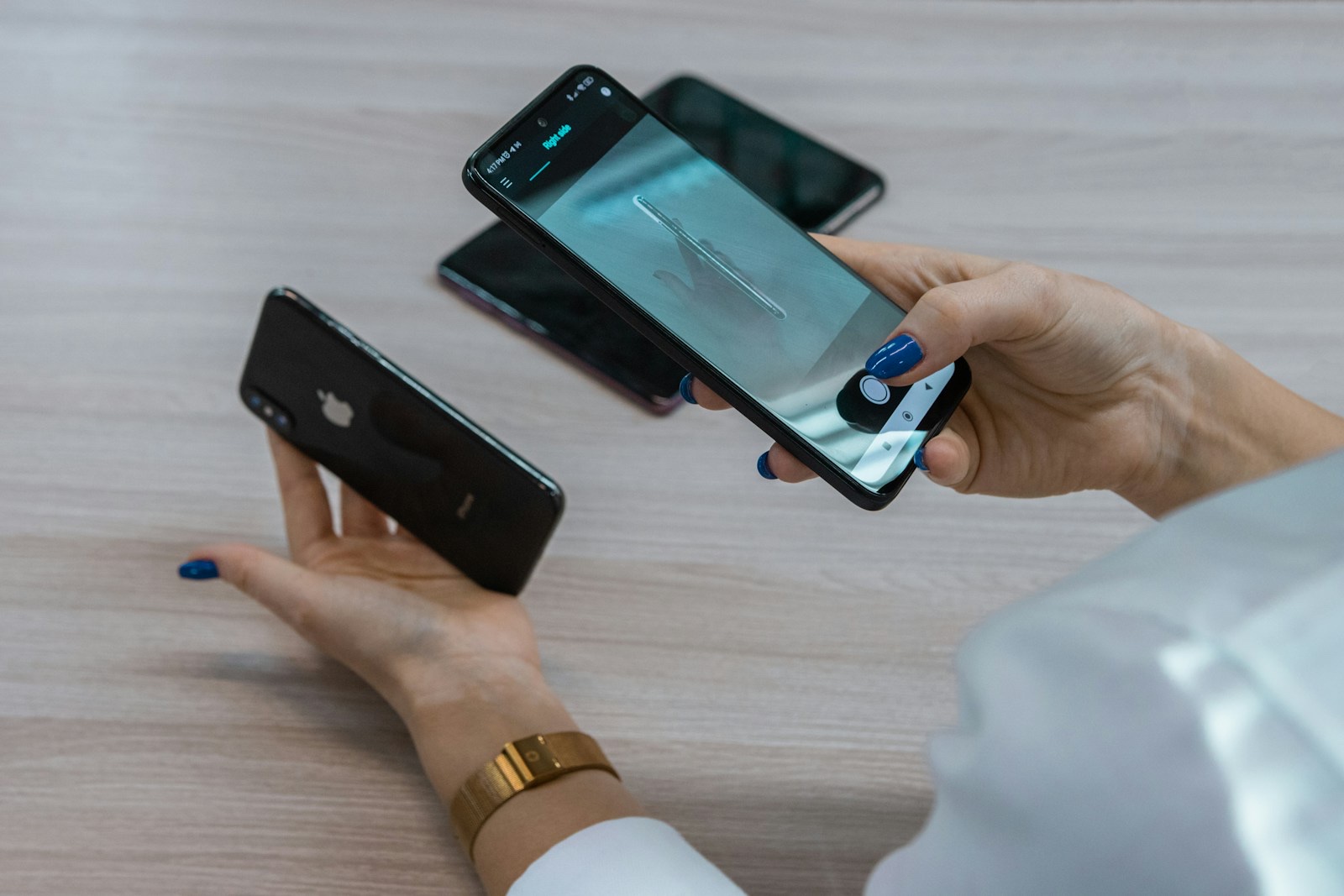 新旧iPhoneを比較検討する人の手元
