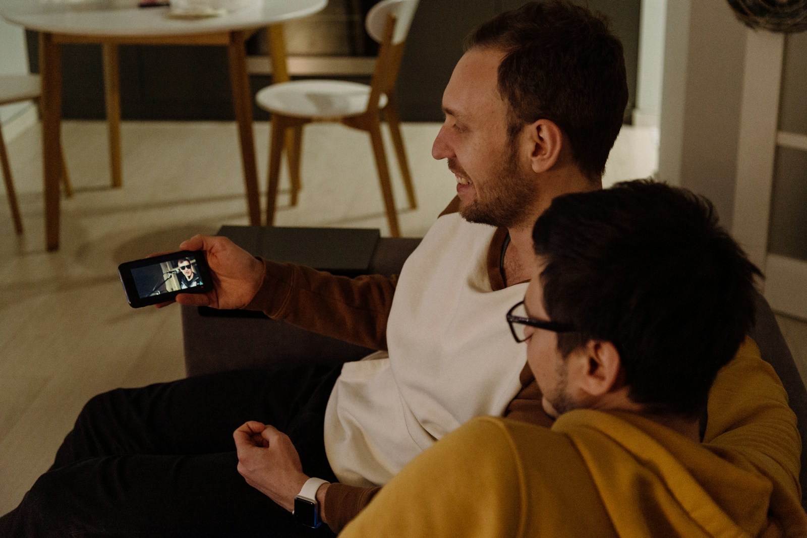 スマートフォンで動画配信サービスを楽しむ人