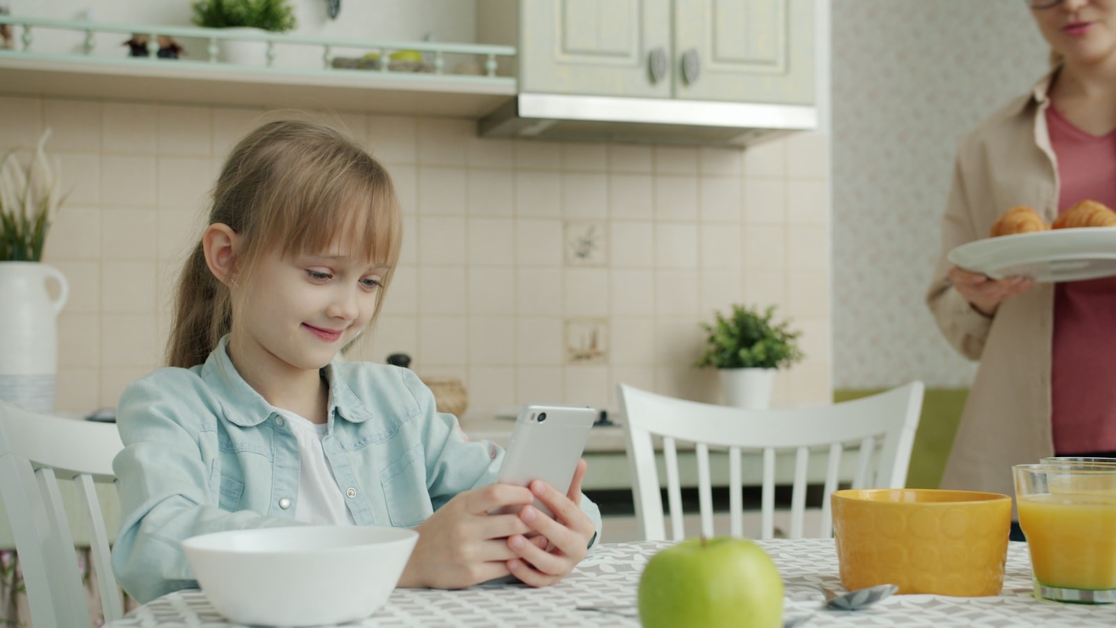子供用に持たせるスマートフォンをイメージする様子