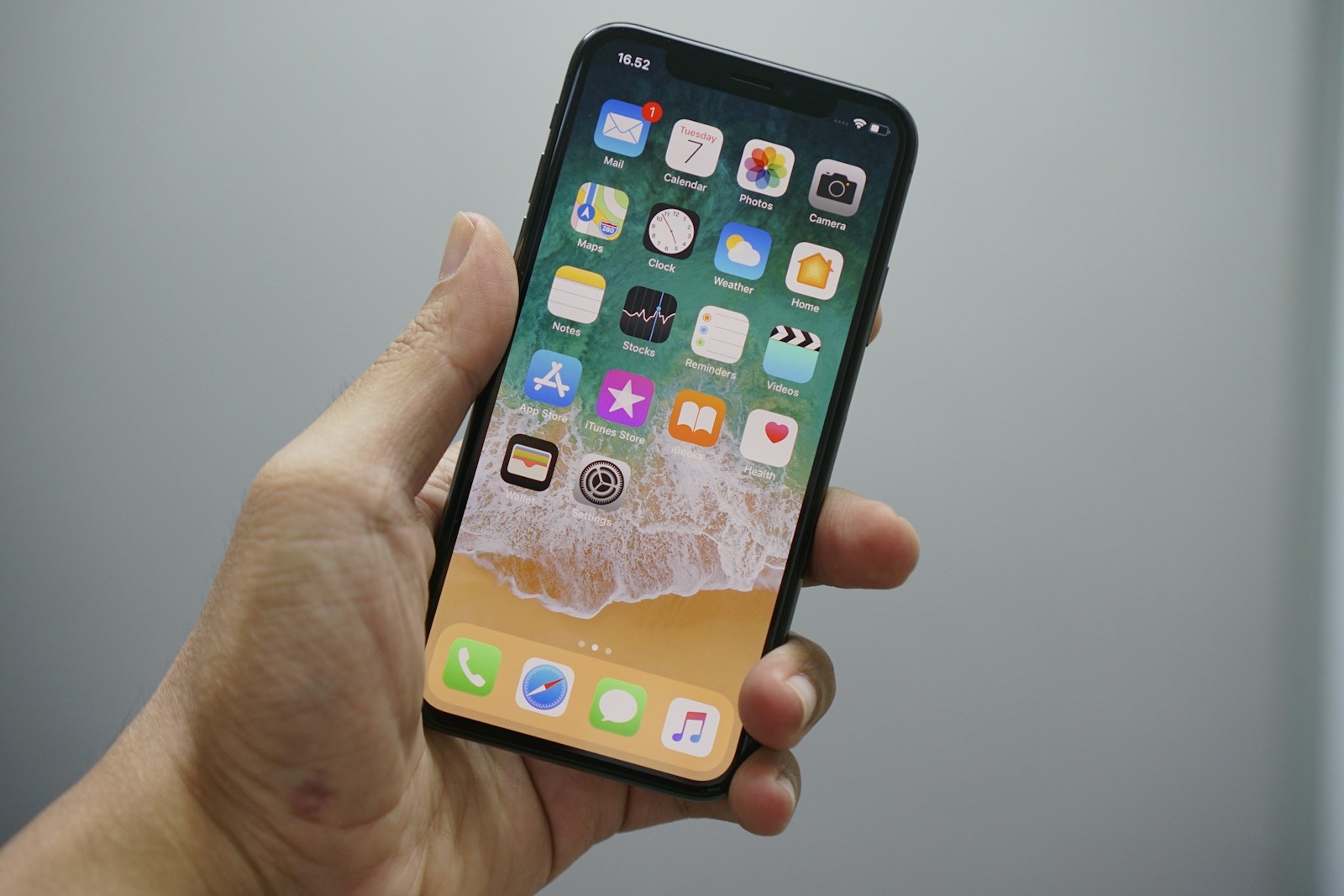新しいiPhoneを手に取る人