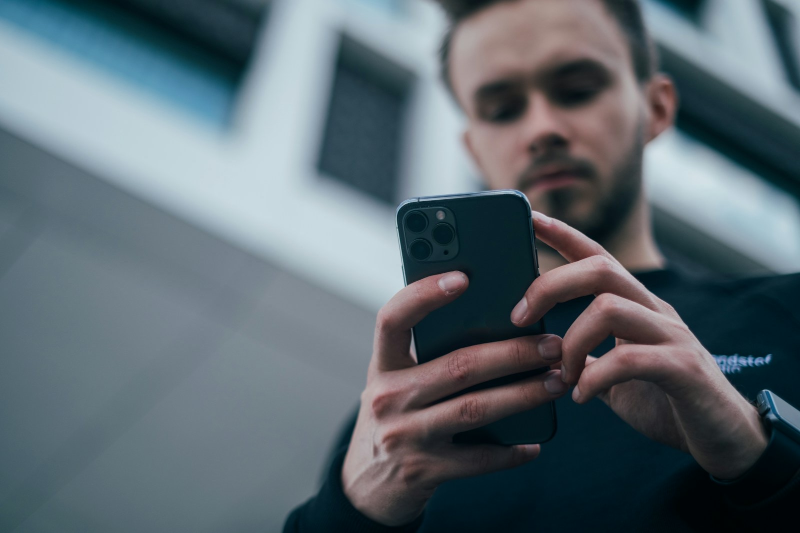スマートフォンの画面を心配そうに確認する人