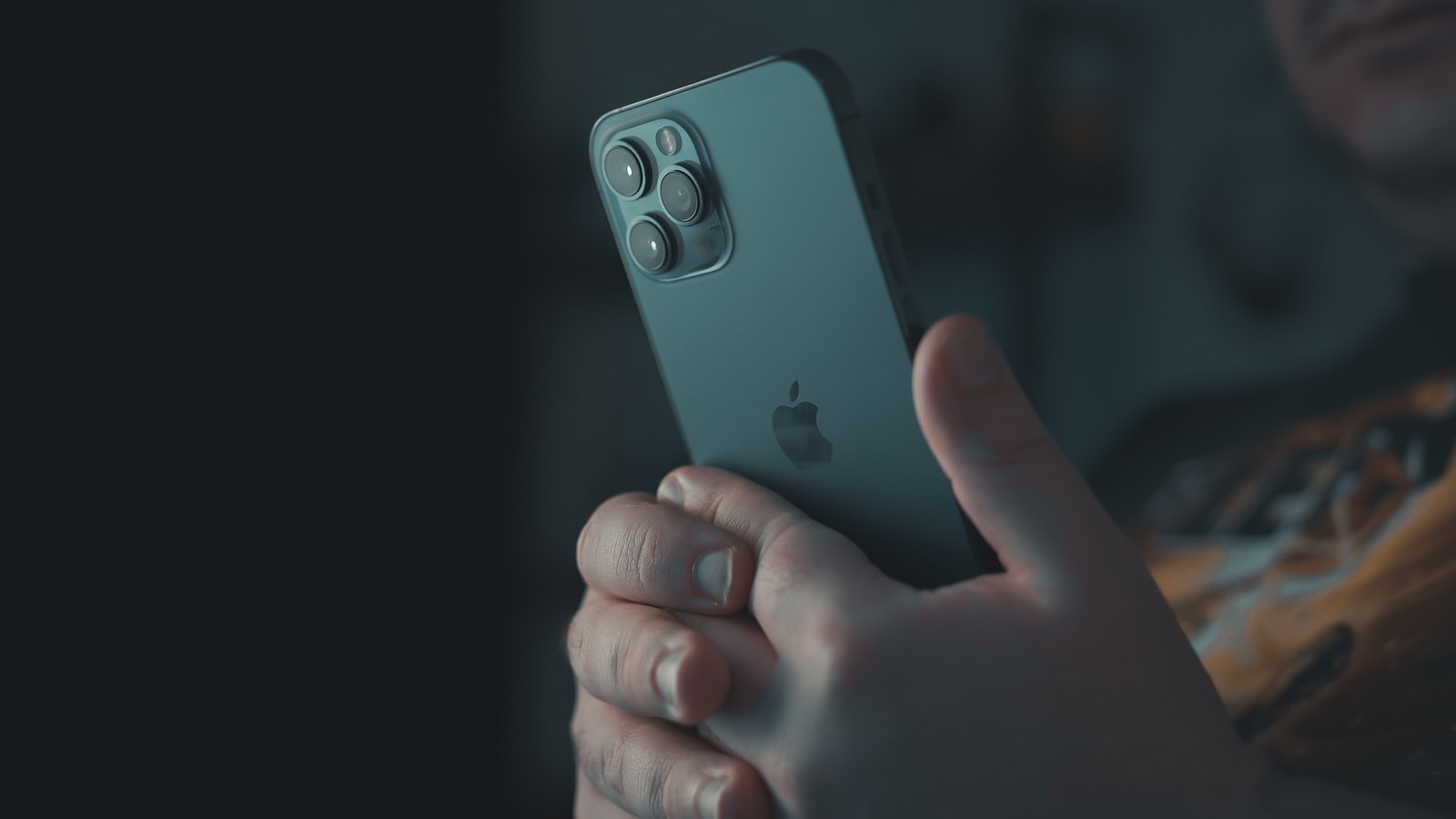 新しいiPhoneを手にして笑顔の人