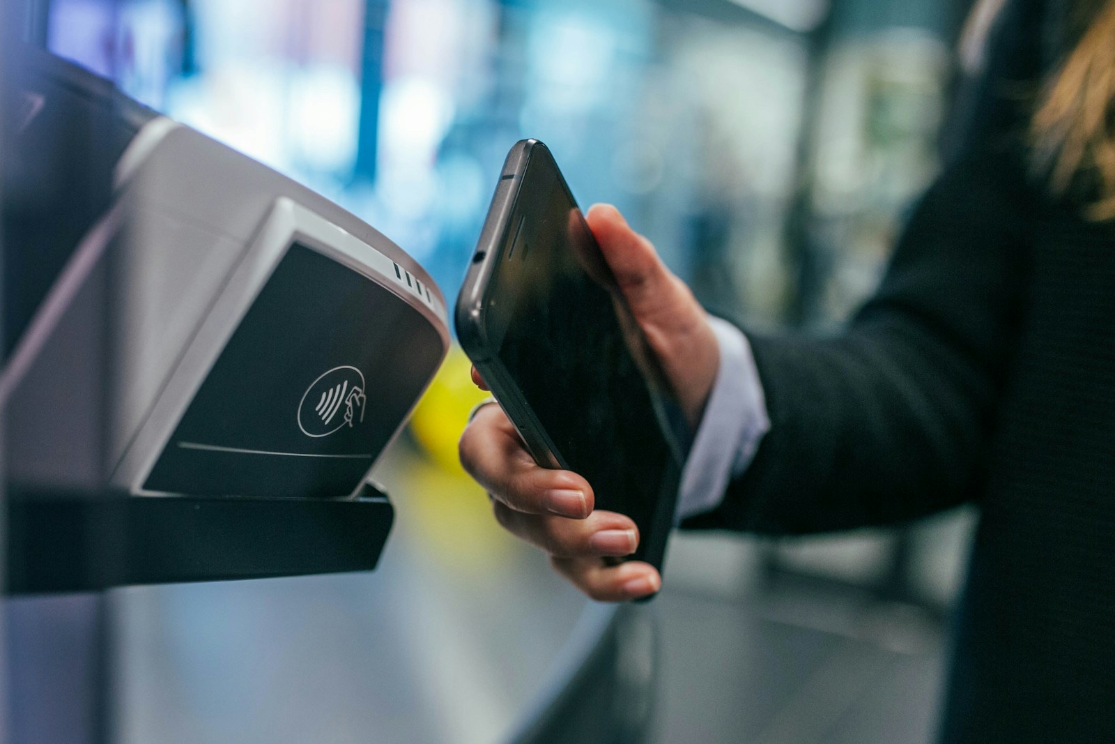 スマートフォンとクレジットカードで支払い手続きをする人