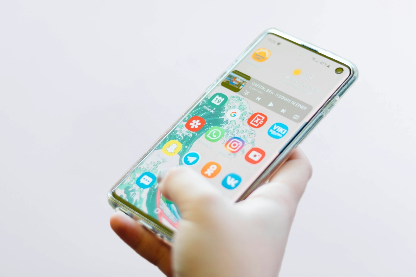 スマートフォンで申し込み手続きを進める手元