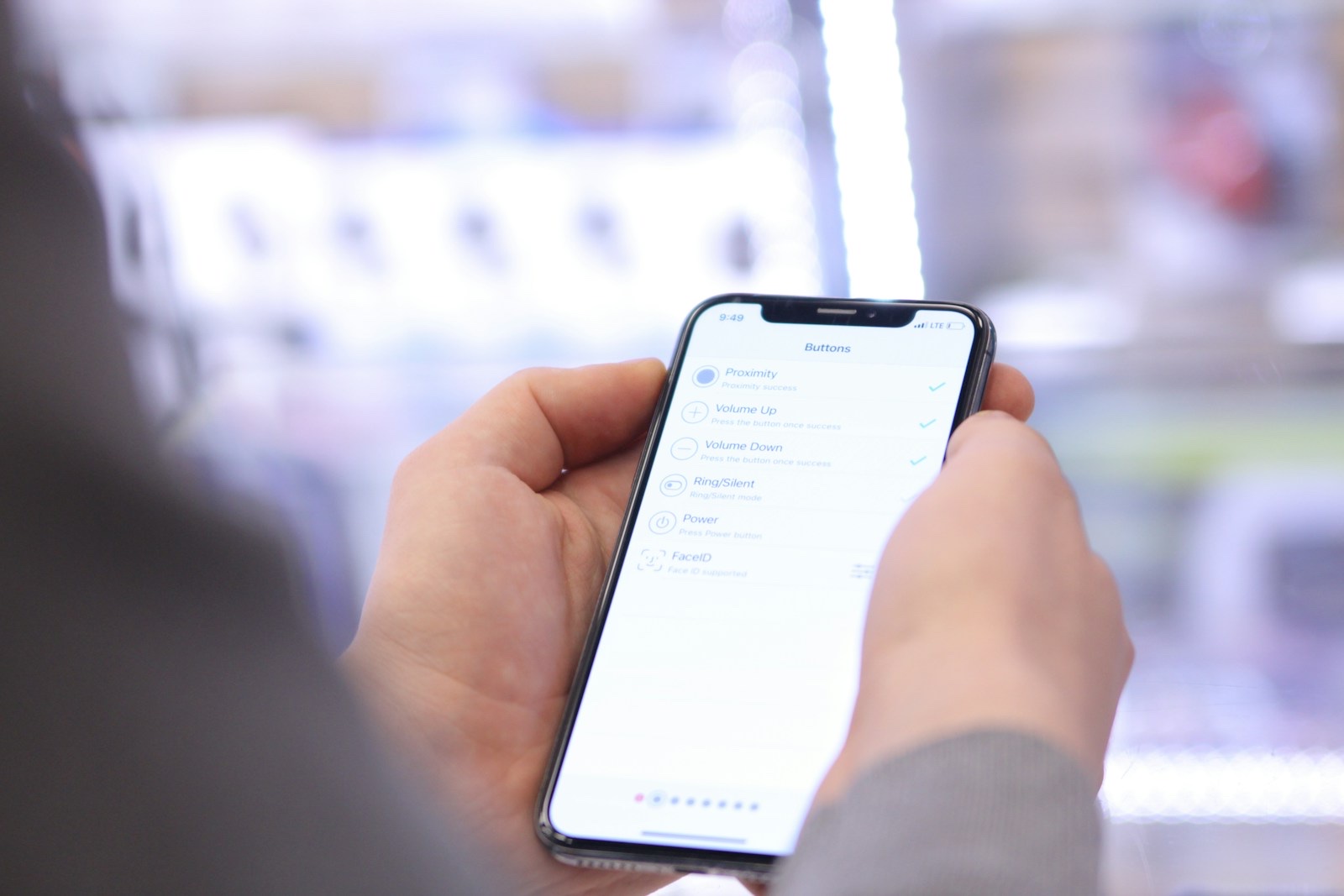 スマホの画面を確認しながら店頭で相談する様子