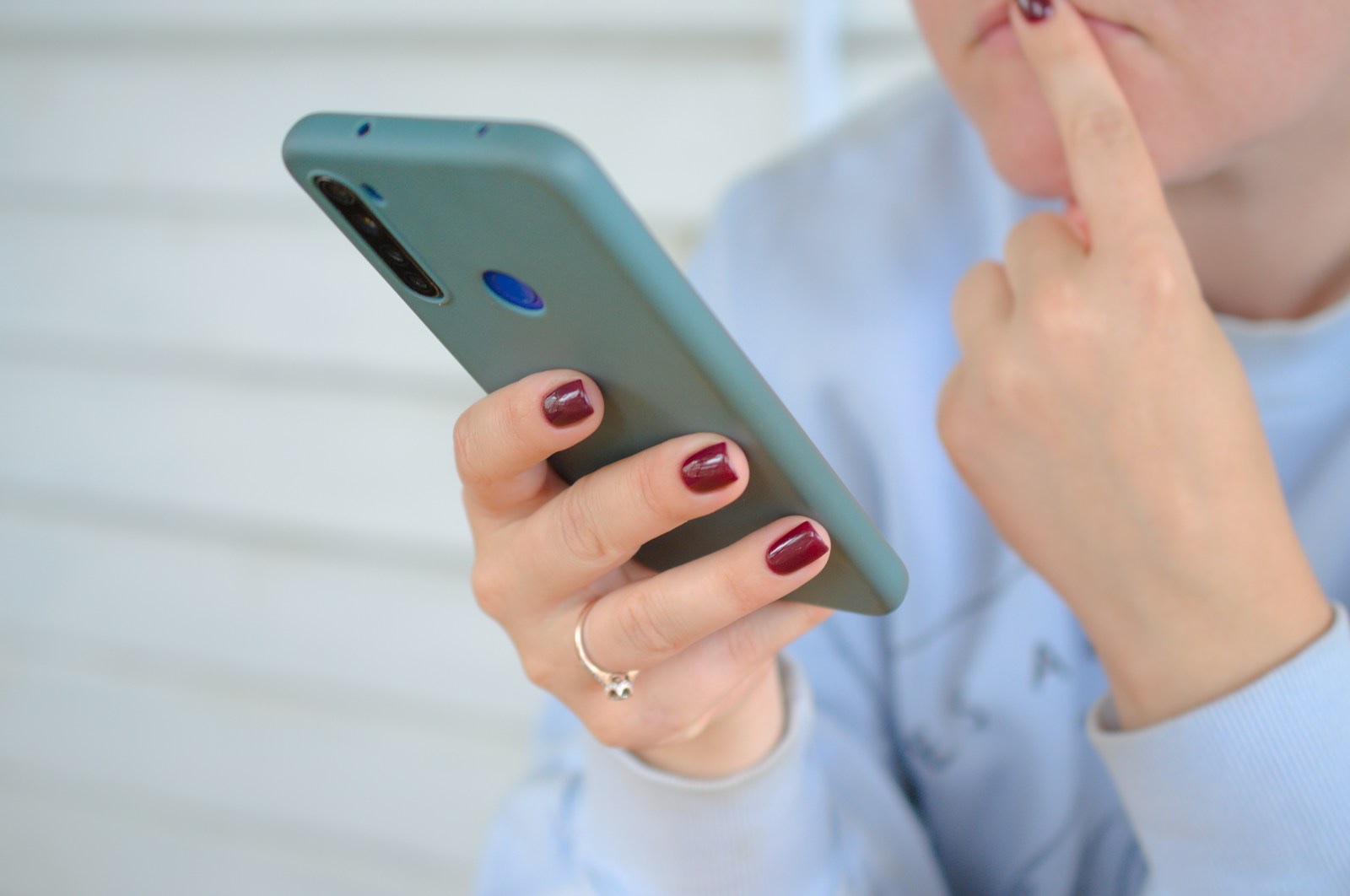 返却前提のiPhoneをケースに入れて丁寧に使う手元