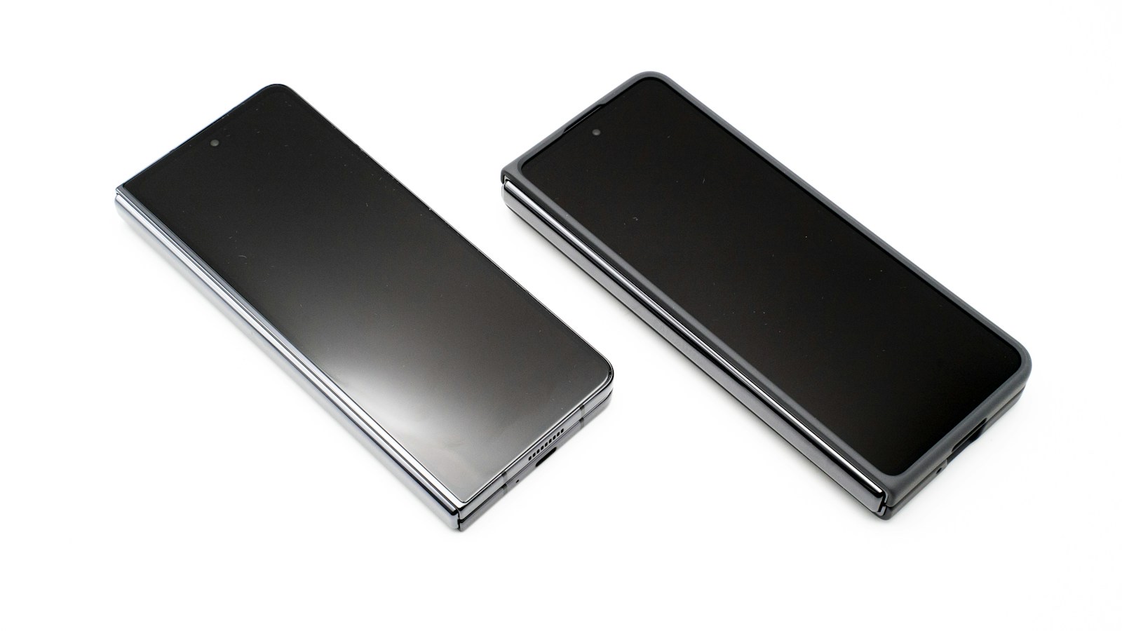2台のスマートフォンを並べて比較する手元