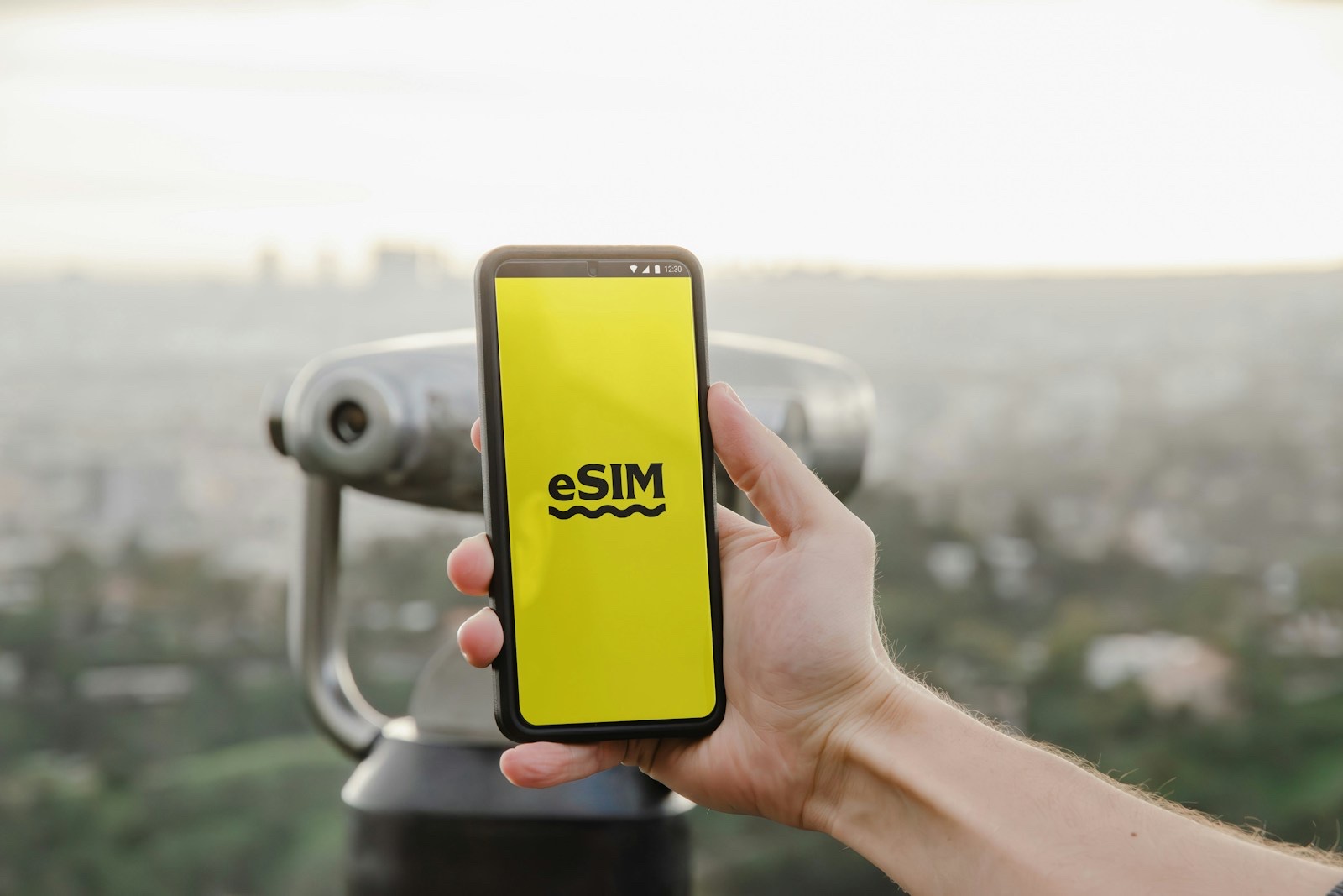 eSIMをスマホに設定する場面の実写