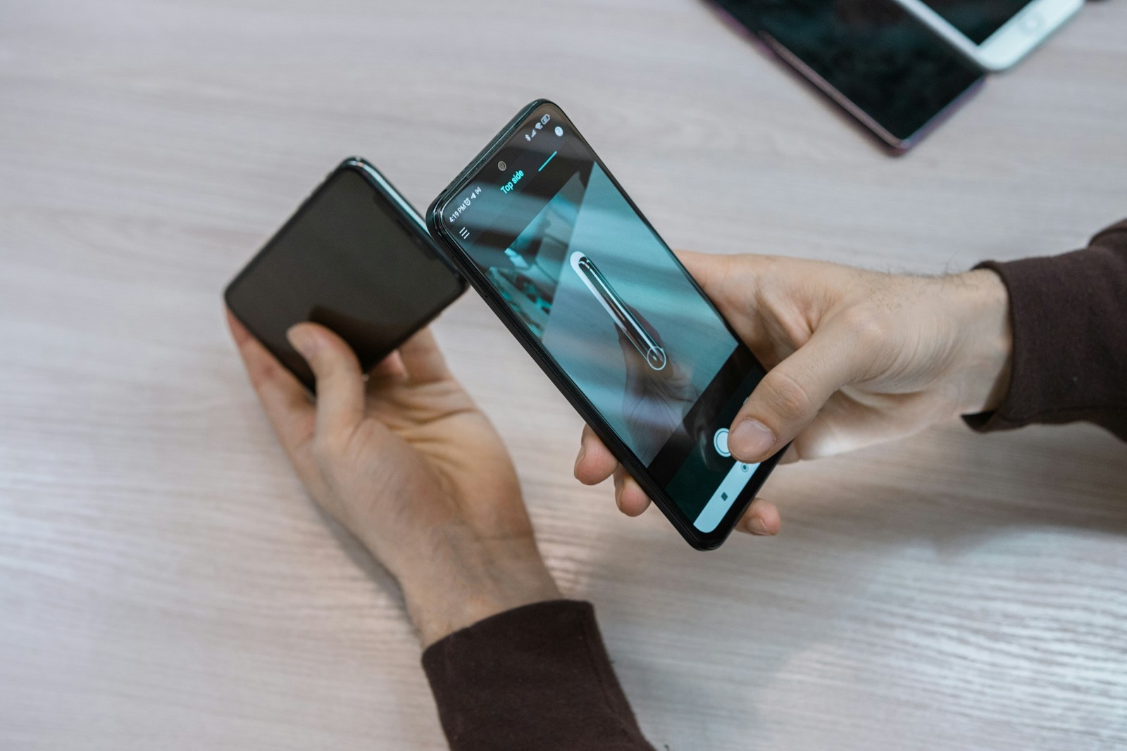 2台のスマホを並べて操作する場面の実写