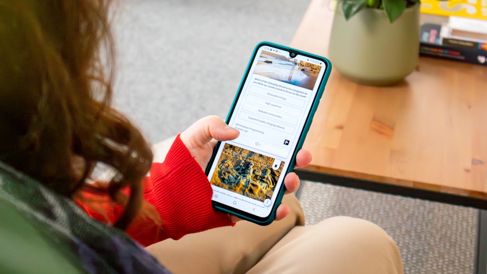 スマートフォンアプリでポイントやキャンペーン情報を確認する人物