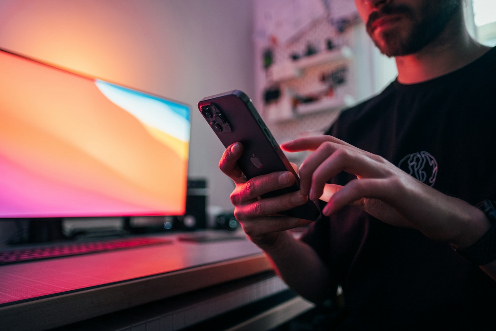 型落ちiPhoneの価格を比較検討する様子