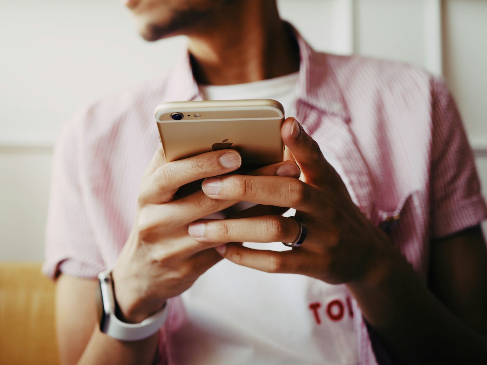Apple公式サイトをスマホで確認する人物