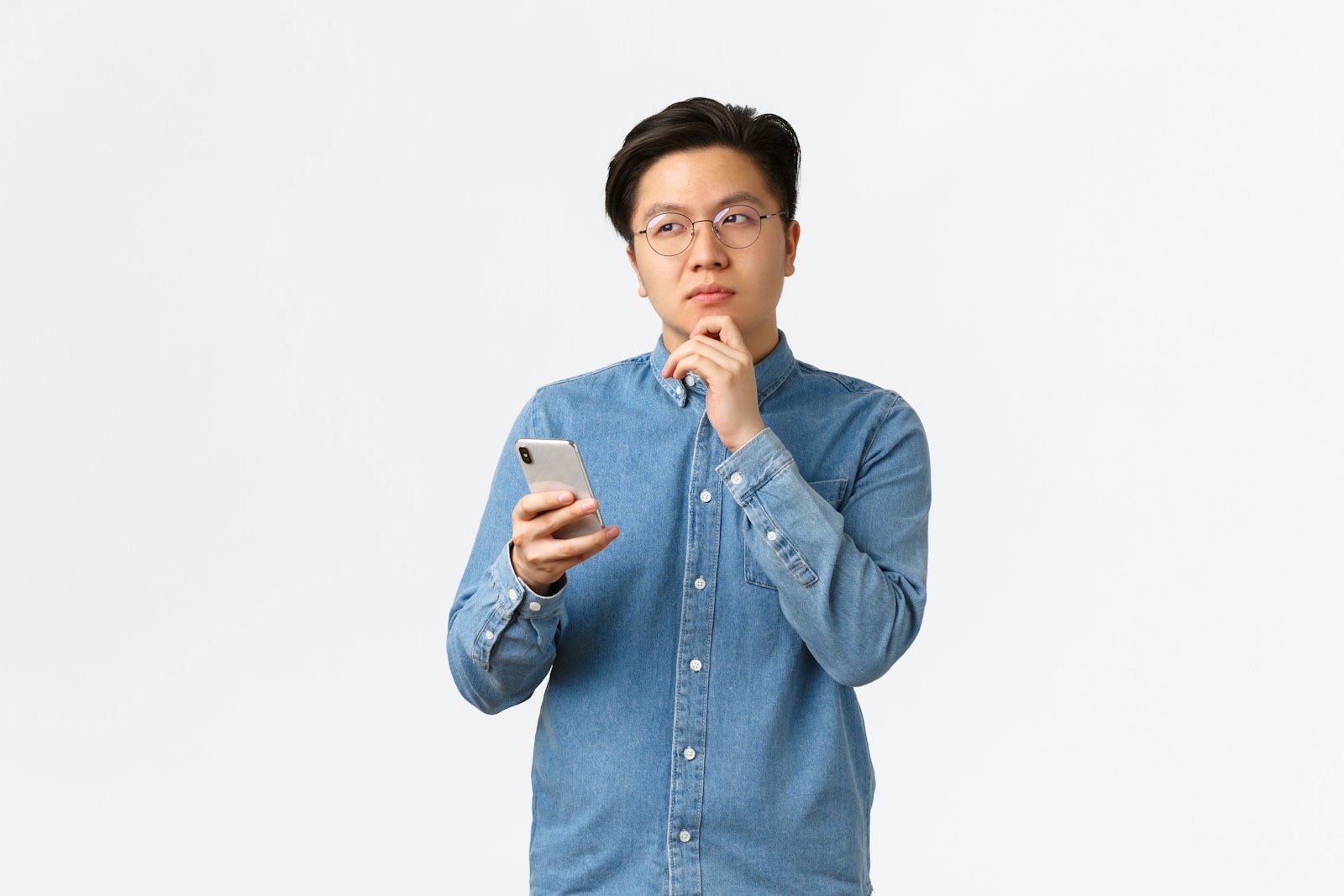 銀行のアプリ画面を見て困惑する人
