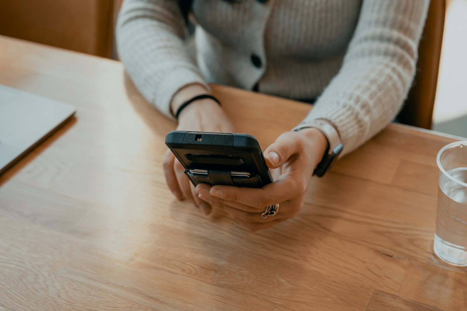 スマートフォンでポイント残高を確認する人