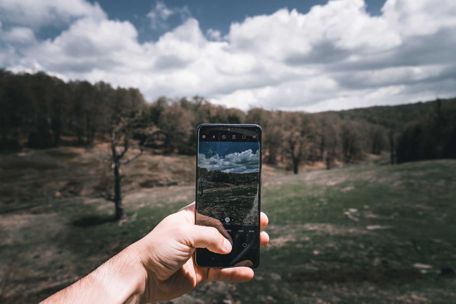 Androidスマートフォンを手に持って操作する人物