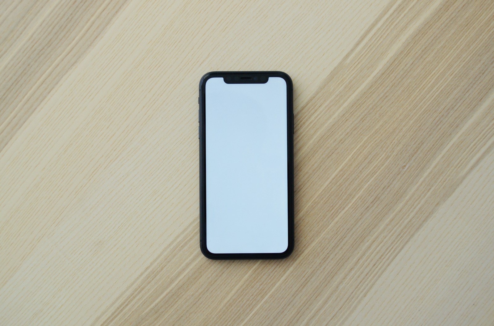 スマートフォンをケースに入れて丁寧に扱う手元の実写