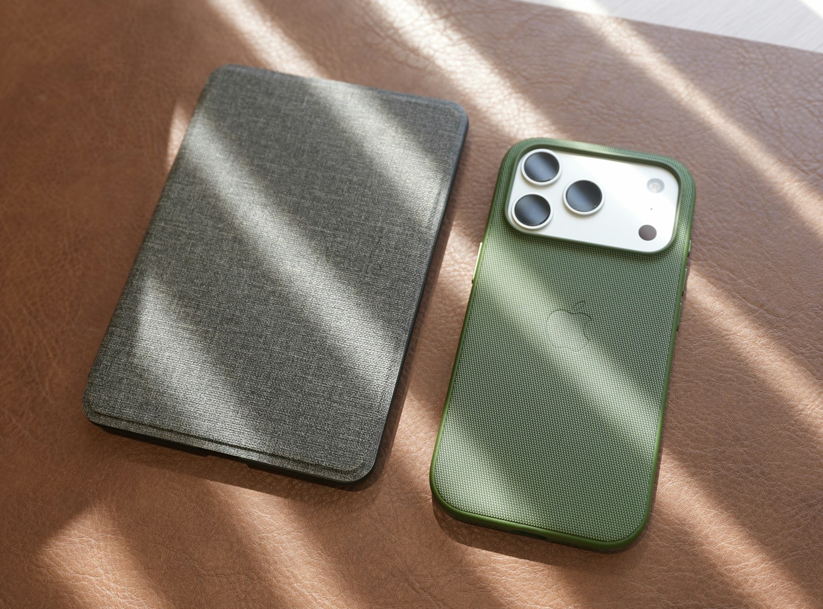 スマートフォンをケースに入れて丁寧に扱う手元の実写