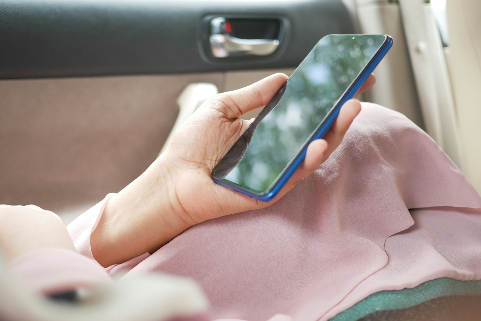 スマートフォンの画面を確認する人物
