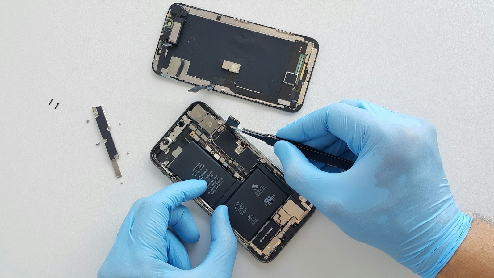 中古スマホを丁寧にクリーニングする様子
