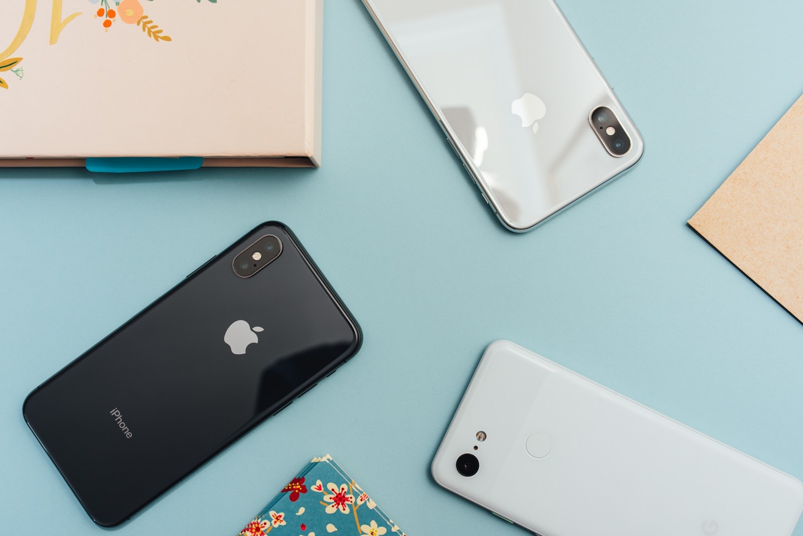 複数のスマートフォンを並べて比較する手元