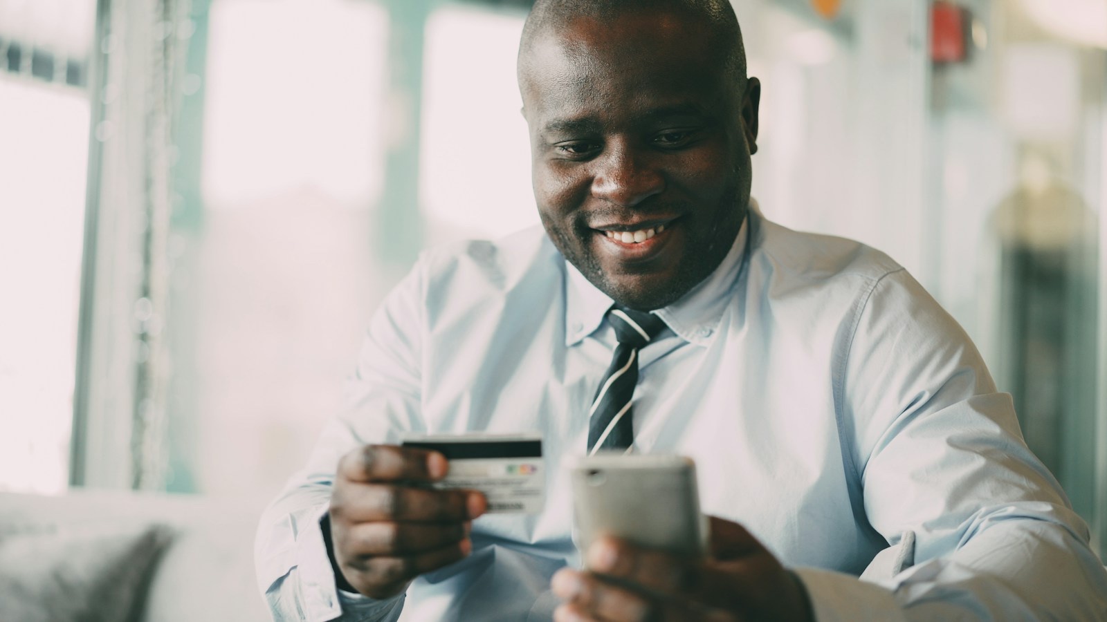 スマホで通信プランの料金を確認する人の実写