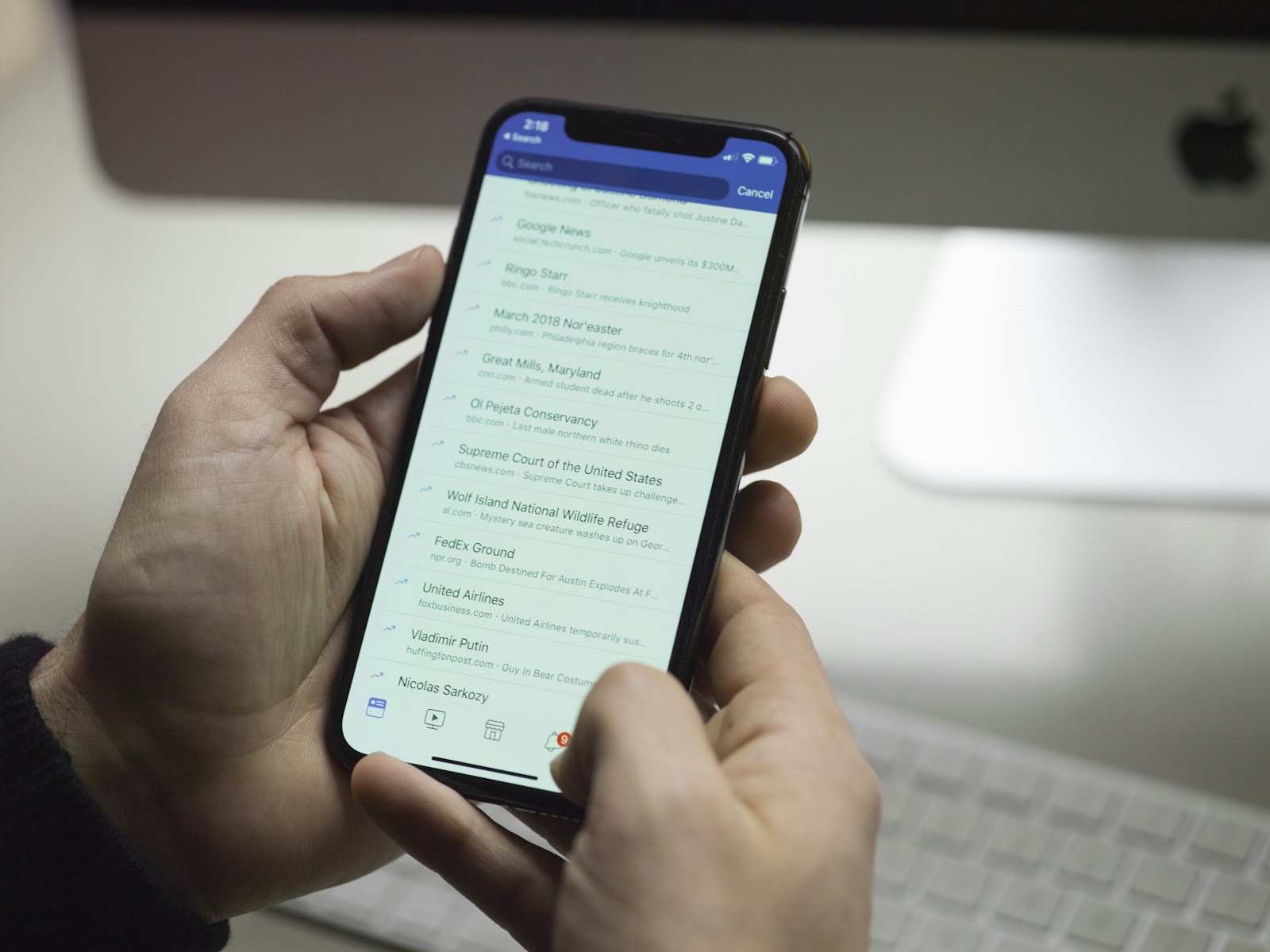 スマホのSIM設定画面を操作している手元