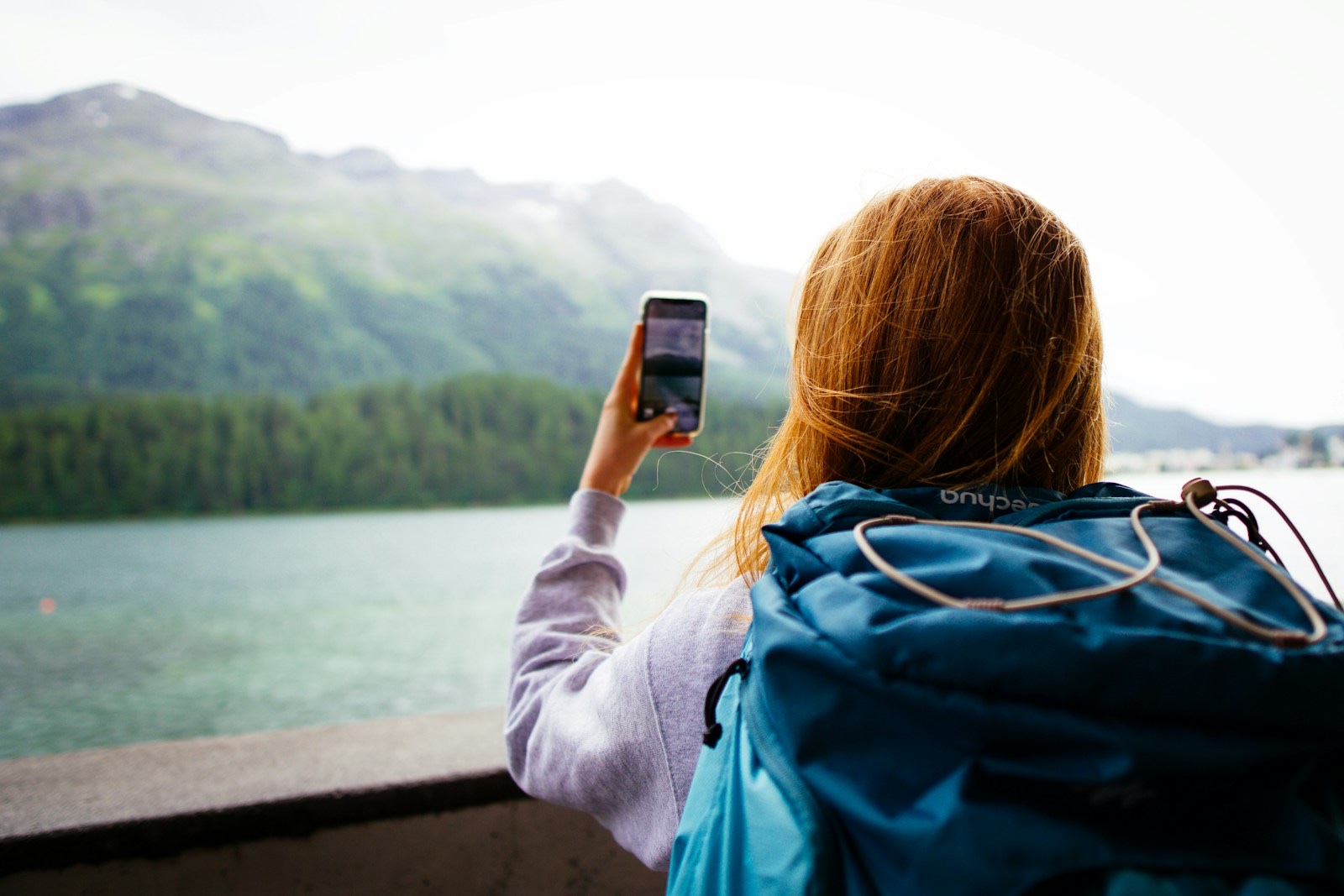 海外でスマホの地図アプリを確認する旅行者