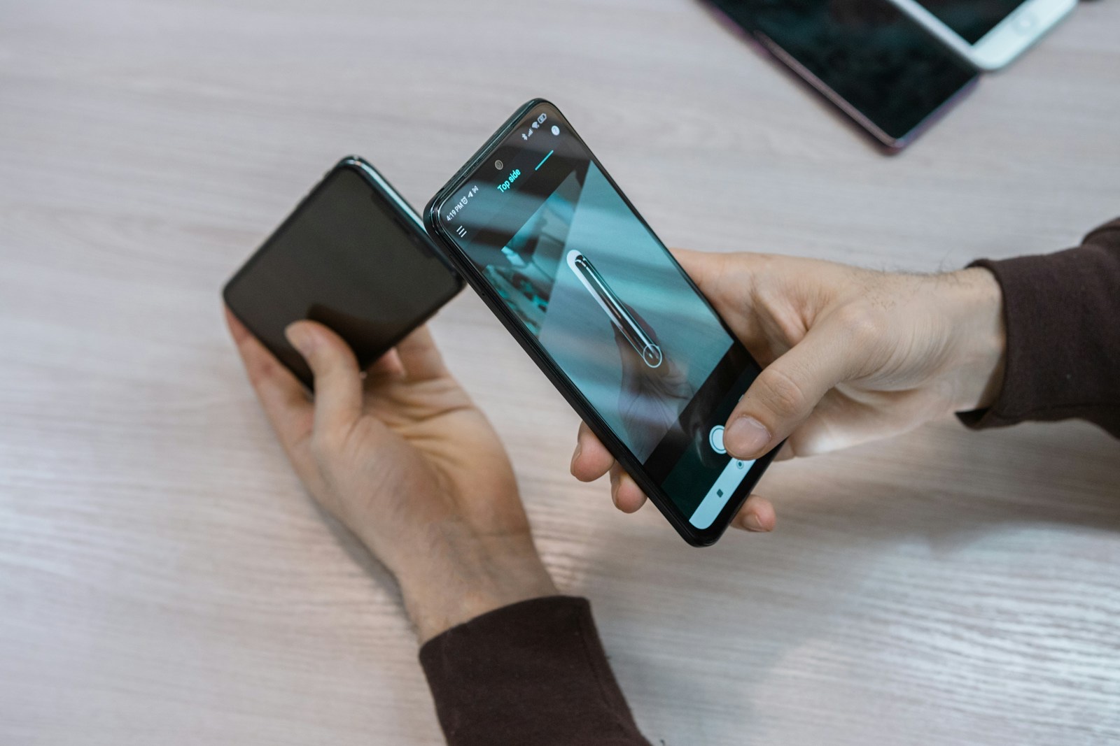 使い終わったスマートフォンを並べて検討する人