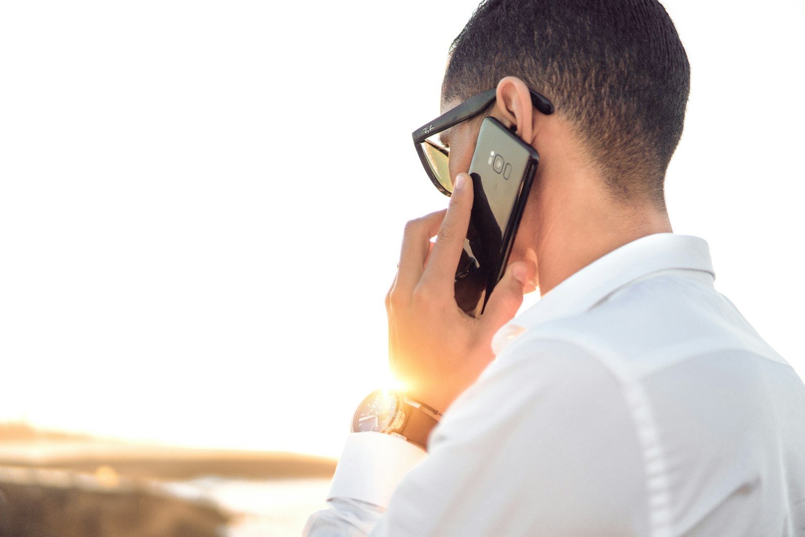 スマホで電話を受けている人の実写