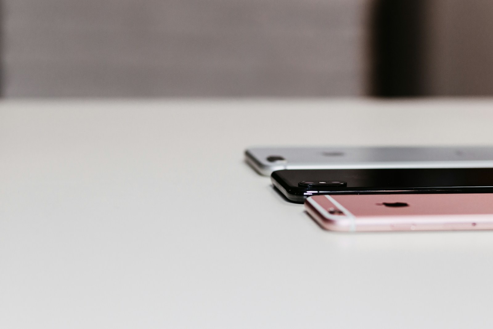 複数のiPhoneを並べて比較している様子