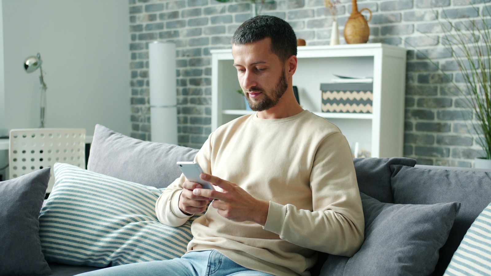 自宅でスマホの請求額を確認する人