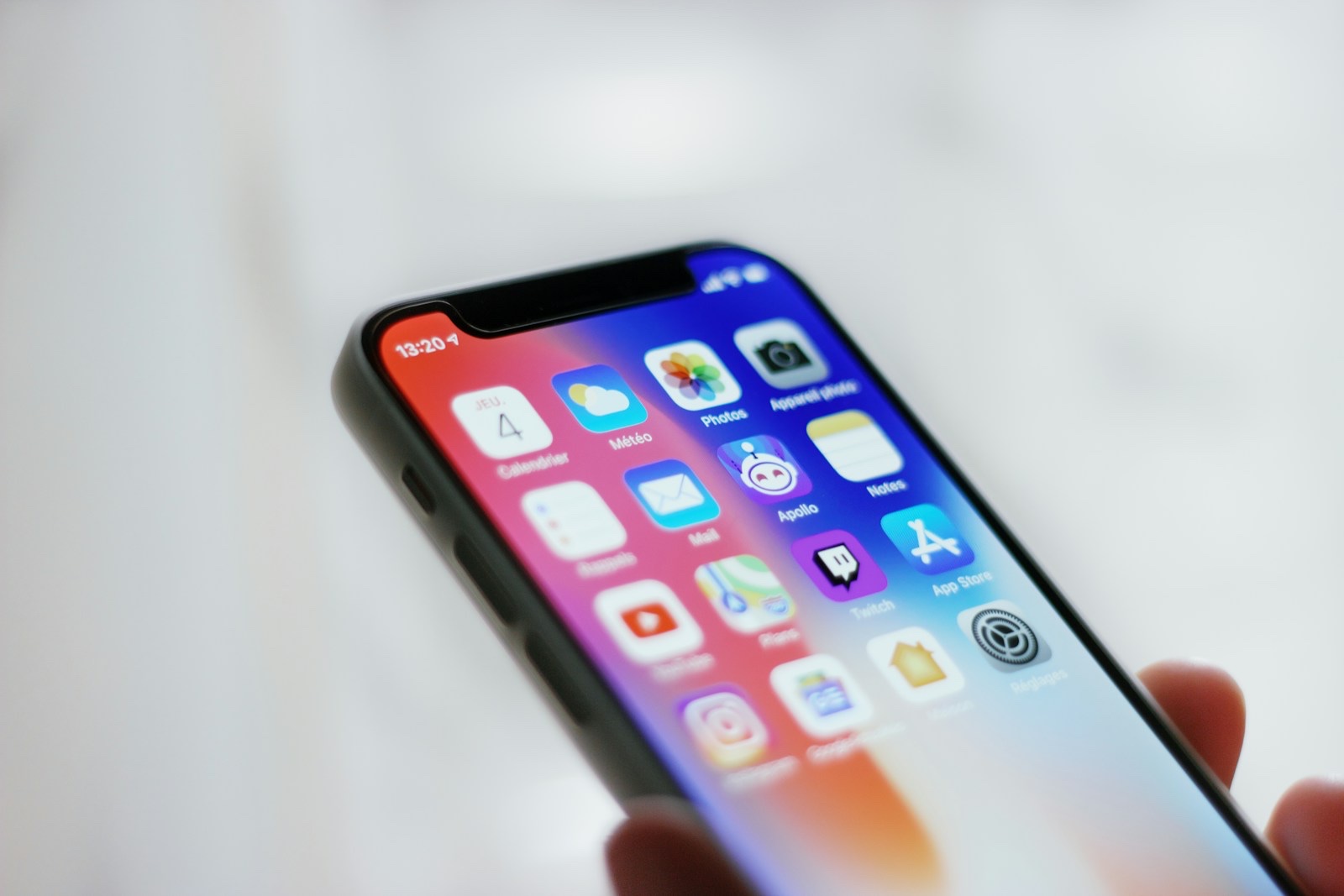 整備済みのスマートフォンを丁寧に扱う様子